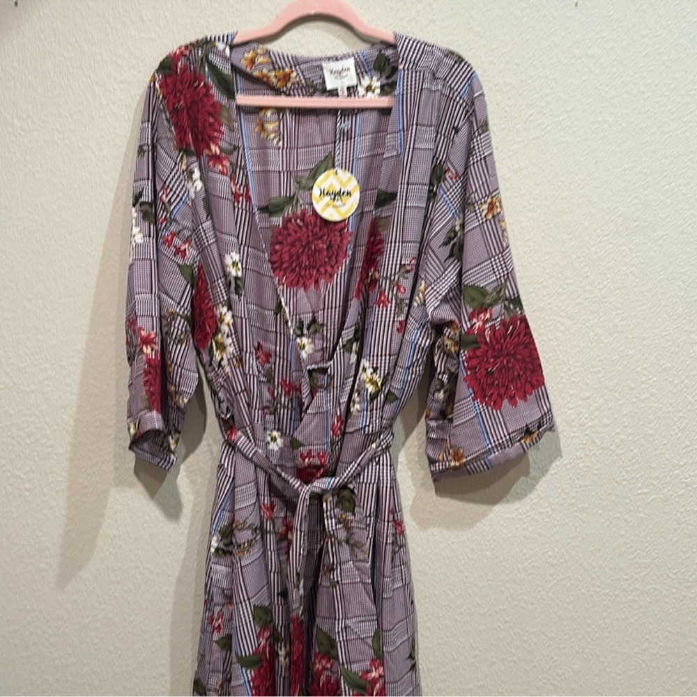 Nwt Hayden kimono type cover.  Beautiful floral. Has 1 button & tie belt.  2x
